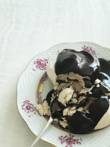 Meringues with Chocolate Sauce
